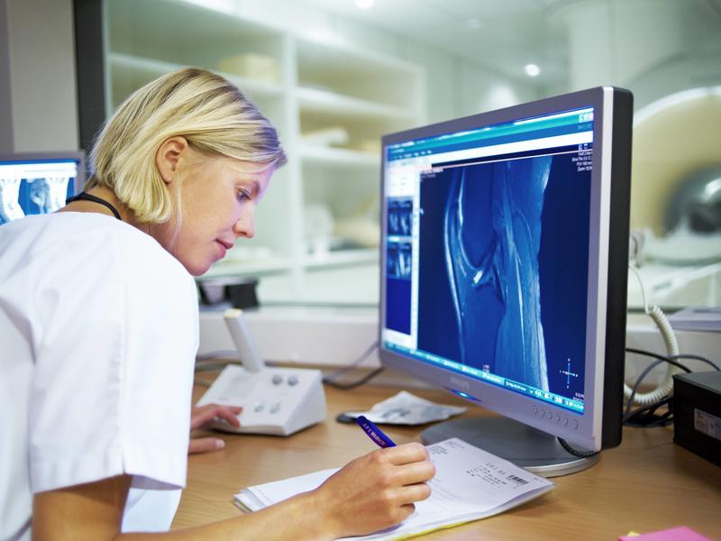 a provider looking at mri results on a computer screen