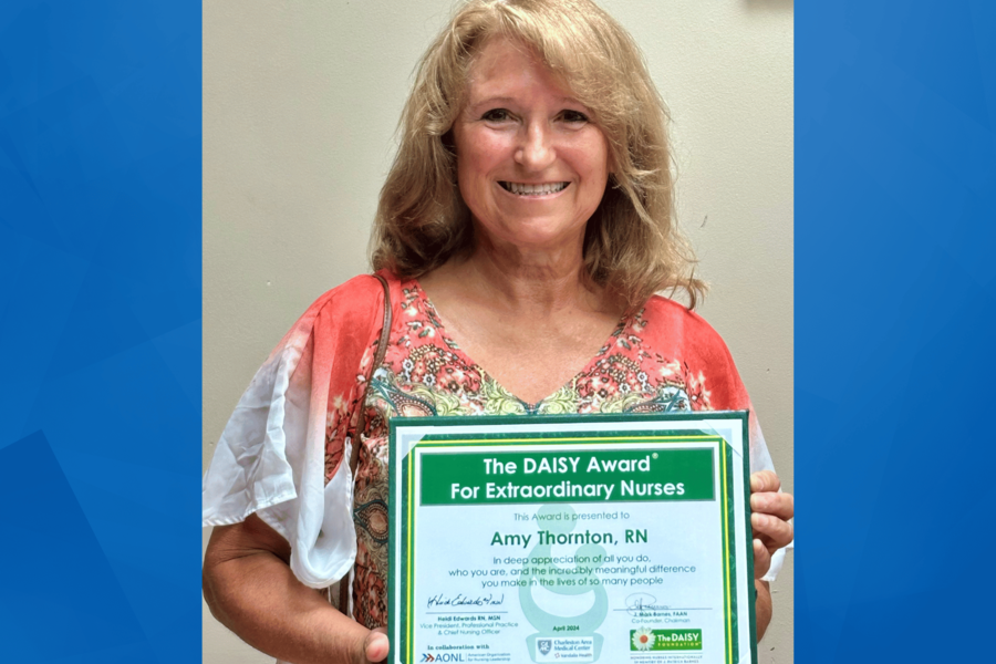 An image of Amy Thornton holding her award.