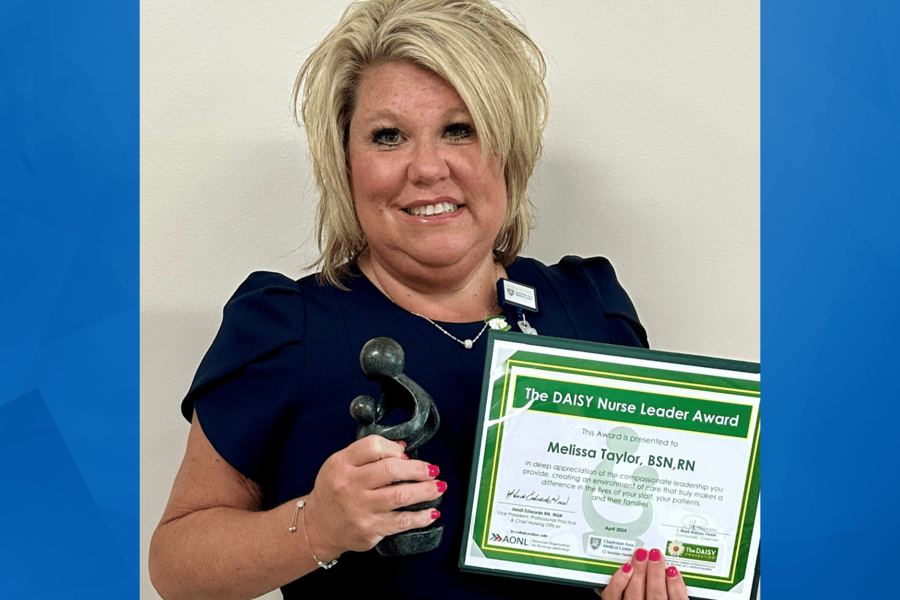 An image of Melissa Taylor holding her award.