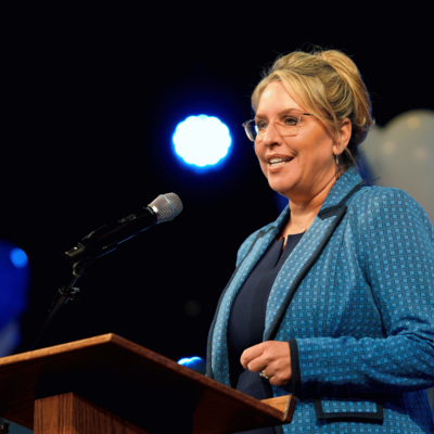 An image of Heidi Edwards speaking at the graduation